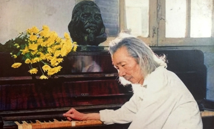 Bức ảnh bên piano được chụp bởi nhiếp ảnh gia Lê Quang Châu - bức ảnh đoạt giải nhất Hội nghệ sĩ nhiếp ảnh Việt Nam cuối thập niên 80.