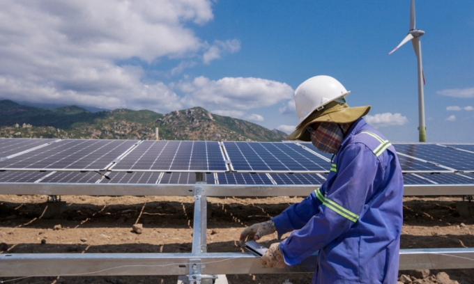 Lắp đặt tấm pin năng lượng mặt trời tại một trang trại ở tỉnh Ninh Thuận.