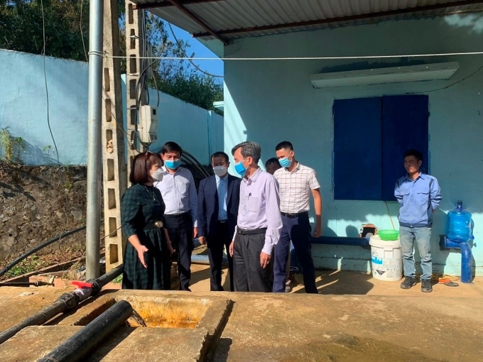 Đoàn liên ngành tỉnh Sơn La kiểm tra tình hình cấp nước cho người dân tại Trạm cấp nước bản Mạt, xã Chiềng Mung, huyện Mai Sơn.