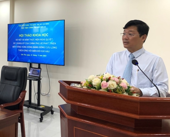 PGS.TS. Nguyễn Xuân Phong, Phó Giám đốc Học viện Chính trị khu vực IV phát biểu khai mạc và đề dẫn tại Hội thảo