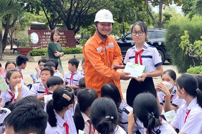 Học sinh tham gia trả lời câu hỏi tại Chương trình tuyên truyền tiết kiệm điện trong trường học. Ảnh: PC Phú Yên
