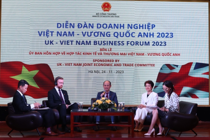 Các diễn giả trao đổi tại “Diễn đàn doanh nghiệp Việt Nam – Vương quốc Anh 2023” được Bộ Công Thương tổ chức ngày 24/11/2023.