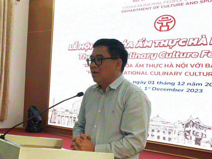 Đồng chí Đỗ Đình Hồng, Giám đốc Sở Văn hoá và Thể thao Hà Nội thông tin tại họp báo.