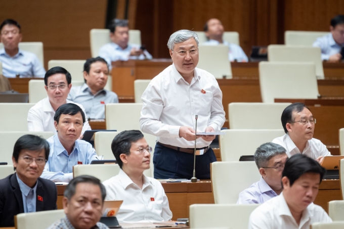 Đại biểu Trần Văn Lâm, Ủy viên Thường trực Ủy ban Tài chính, Ngân sách của Quốc hội phát biểu tranh luận.