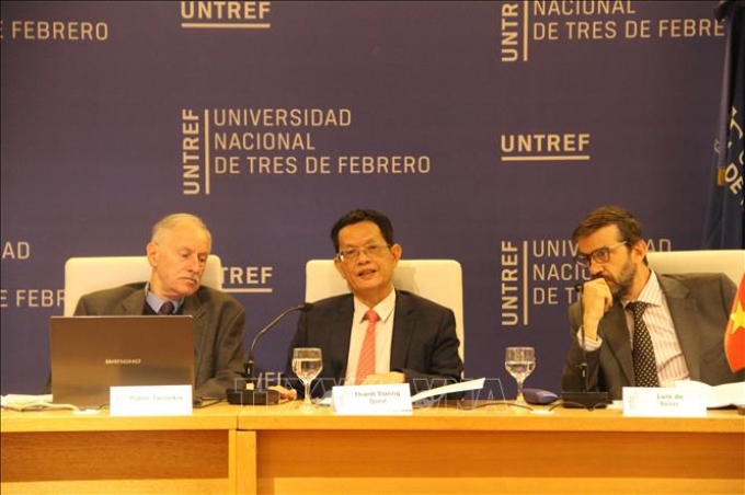 Đại sứ Việt Nam tại Argentina Dương Quốc Thanh (giữa) phát biểu tại Hội thảo.