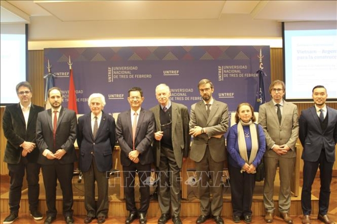 Đại sứ Dương Quốc Thanh (thứ tư, từ trái sang) chụp ảnh lưu niệm cùng lãnh đạo Viện Văn hóa Argentina - Việt Nam (ICAV), đại diện trường UNTREF và các quan chức Bộ Ngoại giao Argentina.