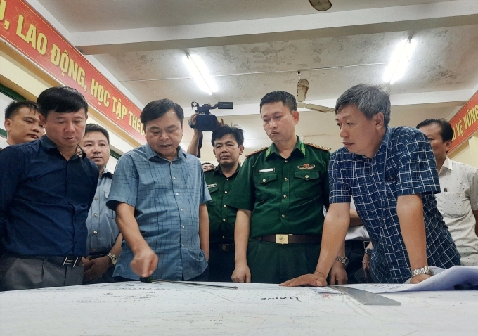 Thứ trưởng Bộ NN&PTNT Nguyễn Hoàng Hiệp chỉ đạo công tác tìm kiếm các ngư dân mất tích tại tỉnh Quảng Nam.