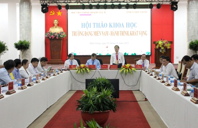 Đồng chí Trần Văn Huyến, Phó Bí thư Thường trực Tỉnh ủy Hậu Giang, Chủ tịch HĐND tỉnh Hậu Giang phát biểu ý kiến tại Hội thảo.