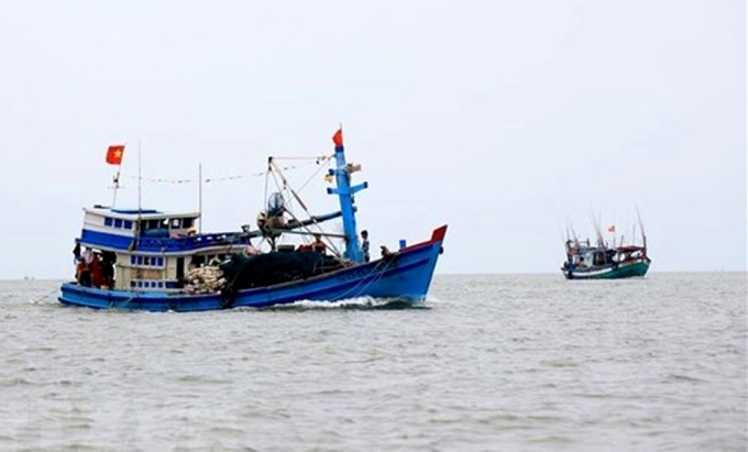 Các tàu cá hỗ trợ tìm kiếm ngư dân của tàu cá QNa 90129 TS đang mất tích.