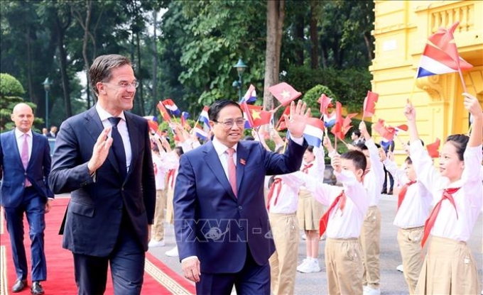 Thủ tướng Phạm Minh Chính và Thủ tướng Hà Lan Mark Rutte với thiếu nhi Thủ đô. Ảnh: Dương Giang/TTXVN