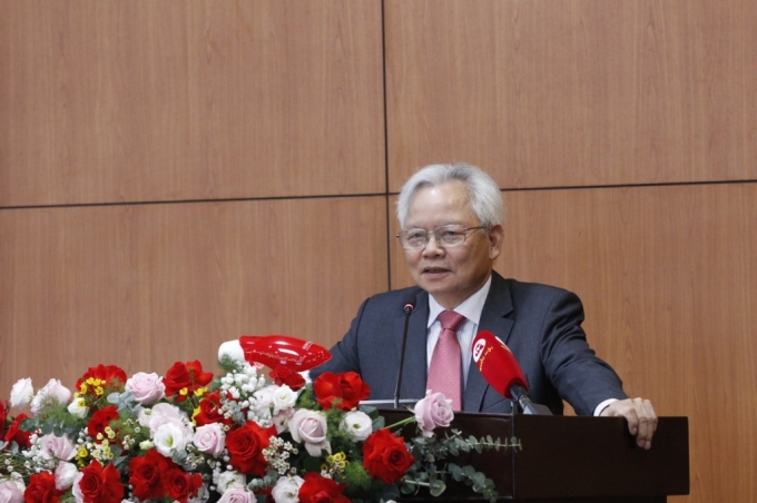 GS.TS Tạ Ngọc Tấn - Phó Chủ tịch Hội đồng Lý luận trung ương tham luận tại hội thảo.
