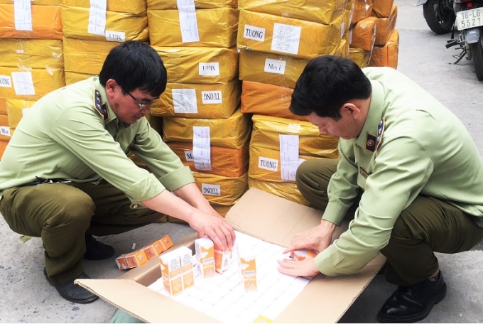 Lực lượng Quản lý thị trường Hà Nội kiểm tra, xử lý hàng hóa buôn lậu, gian lận thương mại.