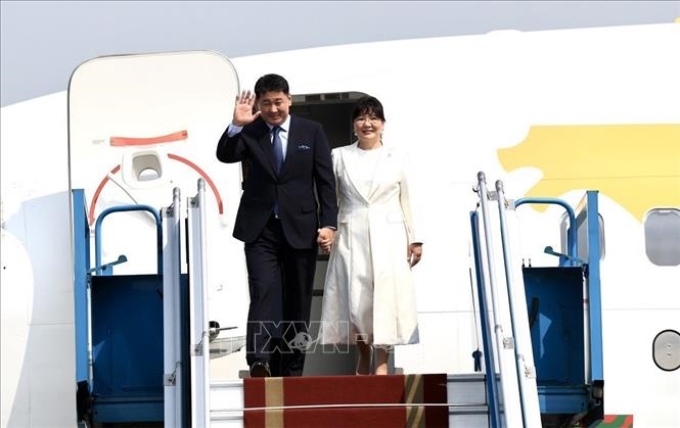 Tổng thống Mông Cổ Ukhnaagiin Khurelsukh và Phu nhân tới Thủ đô Hà Nội, thăm cấp Nhà nước tới Việt Nam. Ảnh: TTXVN phát