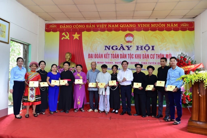 Bí thư Đảng ủy Khối Nguyễn Văn Thể tặng quà tới người dân thôn Mới nhân Ngày hội Đại đoàn kết toàn dân tộc.