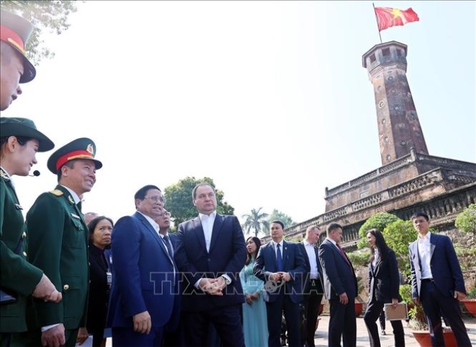 Thủ tướng Phạm Minh Chính và Thủ tướng Belarus Roman Golovchenko thăm Di tích Cột cờ Hà Nội. Ảnh: Dương Giang/TTXVN