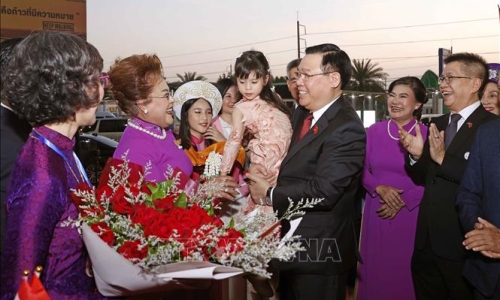 Chủ tịch Quốc hội Vương Đình Huệ gặp gỡ Cộng đồng người Việt Nam toàn Thái