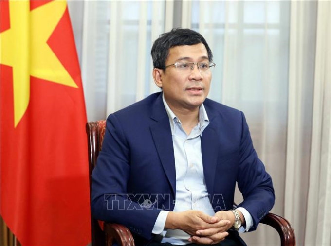 Thứ trưởng Thường trực Bộ Ngoại giao Nguyễn Minh Vũ trả lời phỏng vấn các cơ quan thông tấn, báo chí. (Ảnh: Lâm Khánh/TTXVN)