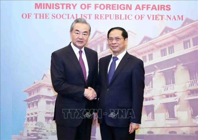 Bộ trưởng Ngoại giao Việt Nam Bùi Thanh Sơn với Bộ trưởng Ngoại giao Trung Quốc Vương Nghị. (Ảnh: TTXVN)