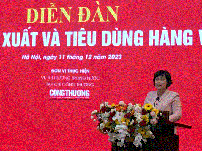 Phó Vụ trưởng Vụ thị trường trong nước, Bộ Công Thương Lê Việt Nga phát biểu khai mạc Diễn đàn.