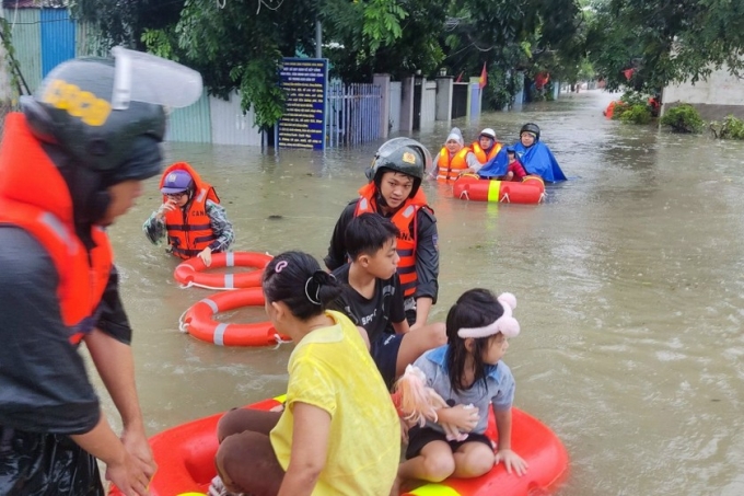 Lực lượng chức năng hỗ trợ người dân sơ tán khỏi vùng bị ngập ở Đà Nẵng.