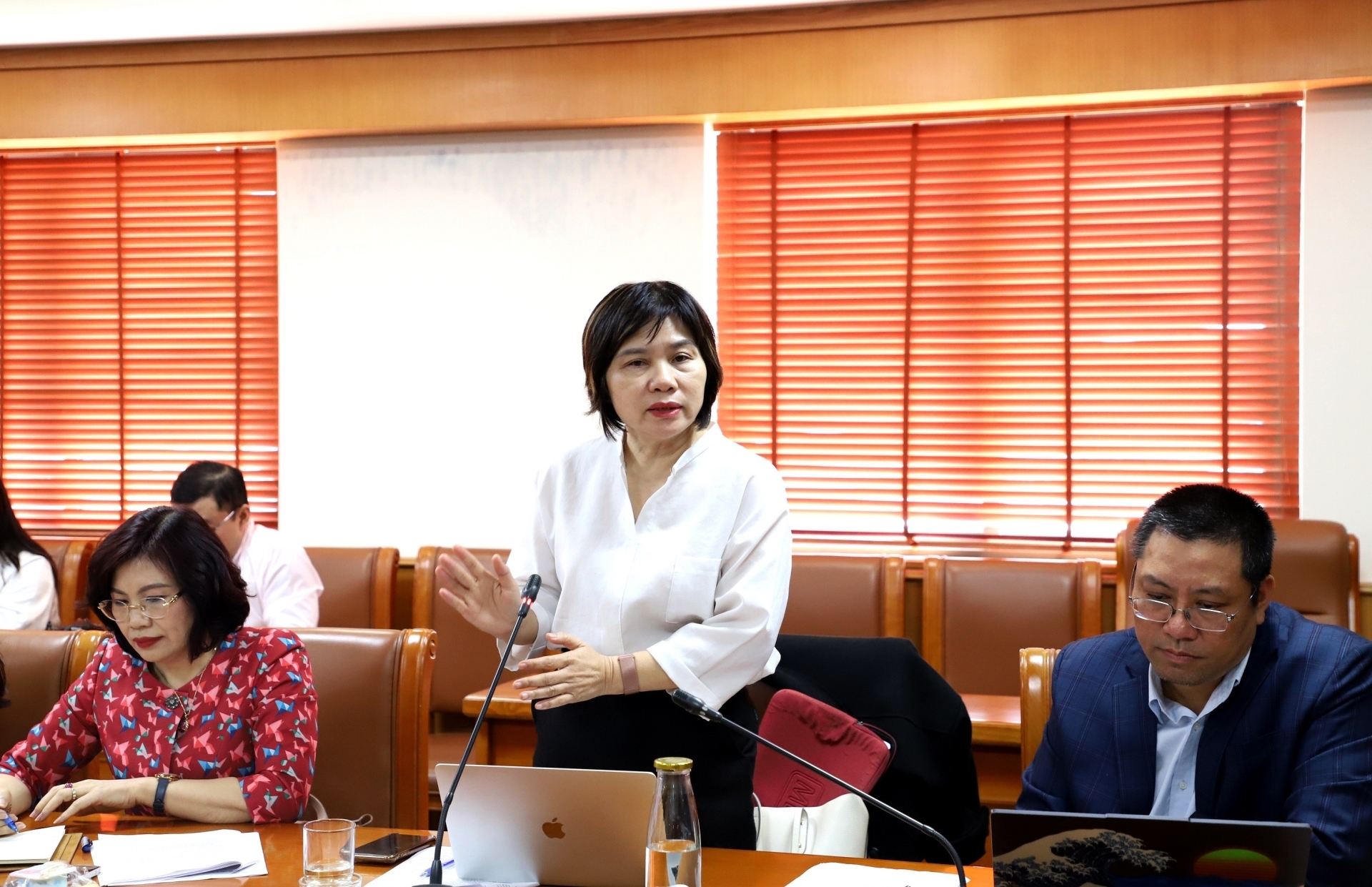 PGS.TS Đỗ Thị Thu Hằng - Trưởng Ban Nghiệp vụ Hội Nhà báo Việt Nam tham gia đóng góp ý kiến tại Tọa đàm.