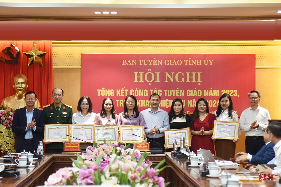 Bí thư Tỉnh ủy Hoàng Trung Dũng và Phó Trưởng ban Thường trực Ban Tuyên giáo Tỉnh ủy Nguyễn Thị Hà Tân trao giấy khen cho các cá nhân xuất sắc.