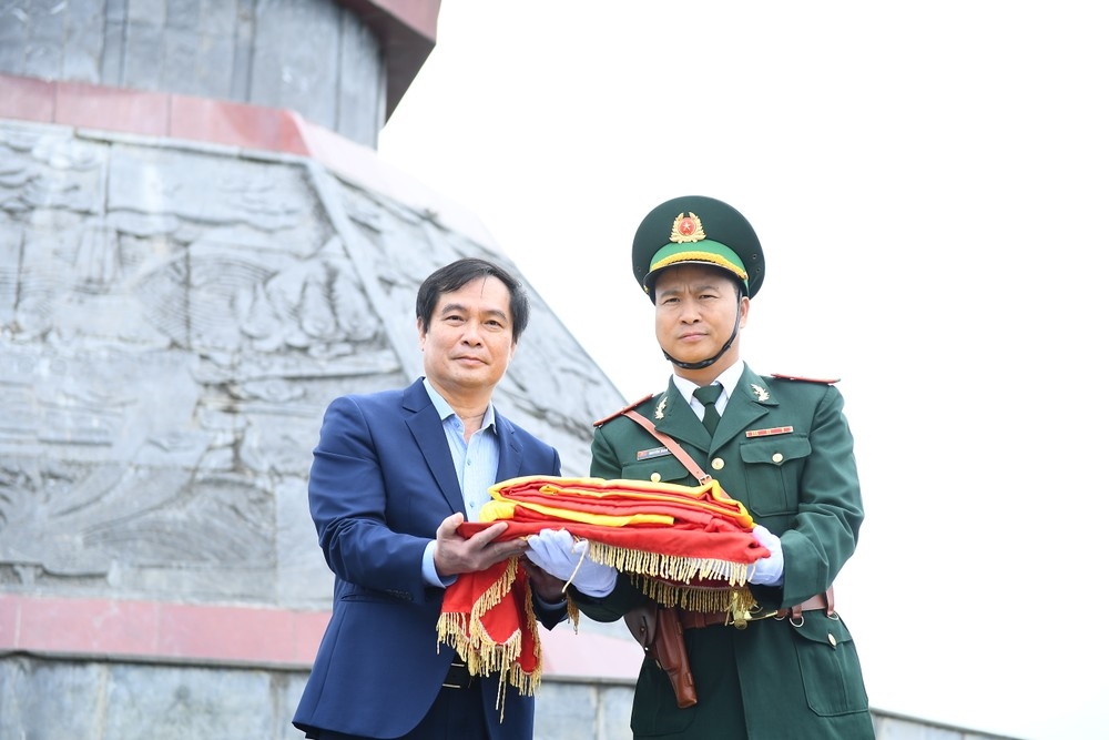 Được sự ủy quyền của Thượng tướng Nguyễn Trọng Nghĩa, Bí thư Trung ương đảng, Trưởng Ban Tuyên giáo Trung ương, đồng chí Phan Xuân Thủy trao tặng cờ cho đồn biên phòng Lũng Cú.