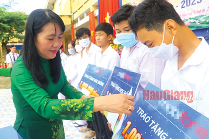 Đồng chí Nguyễn Hoài Thúy Hằng, Giám đốc Sở Giáo dục và Đào tạo trao học bổng cho học sinh vượt khó học giỏi.