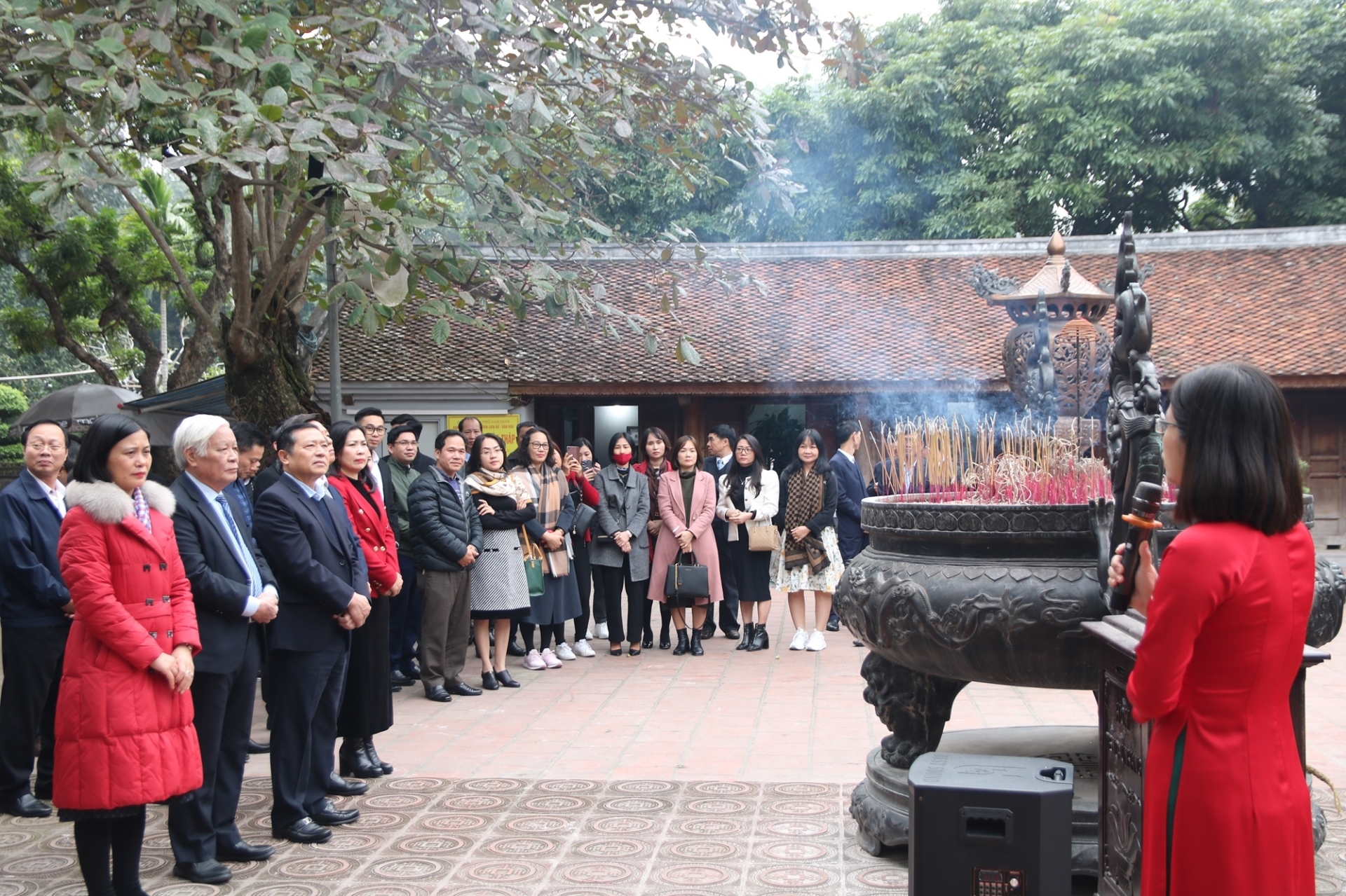 Đoàn đại biểu nghe giới thiệu về Khu di tích Đền Trần Nam Định.