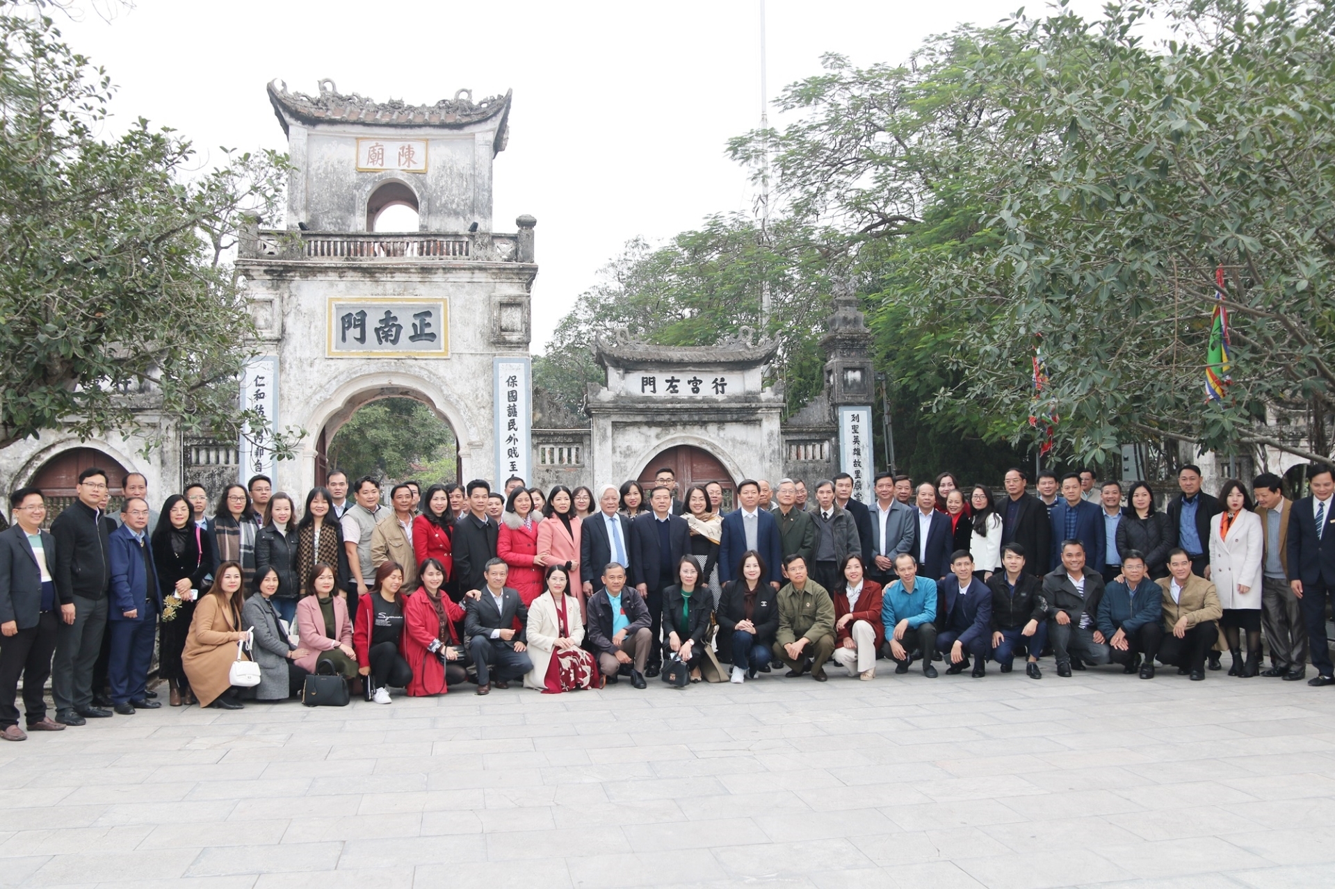 Các đại biểu chụp ảnh lưu niệm tại Khu di tích đền Trần Nam Định.