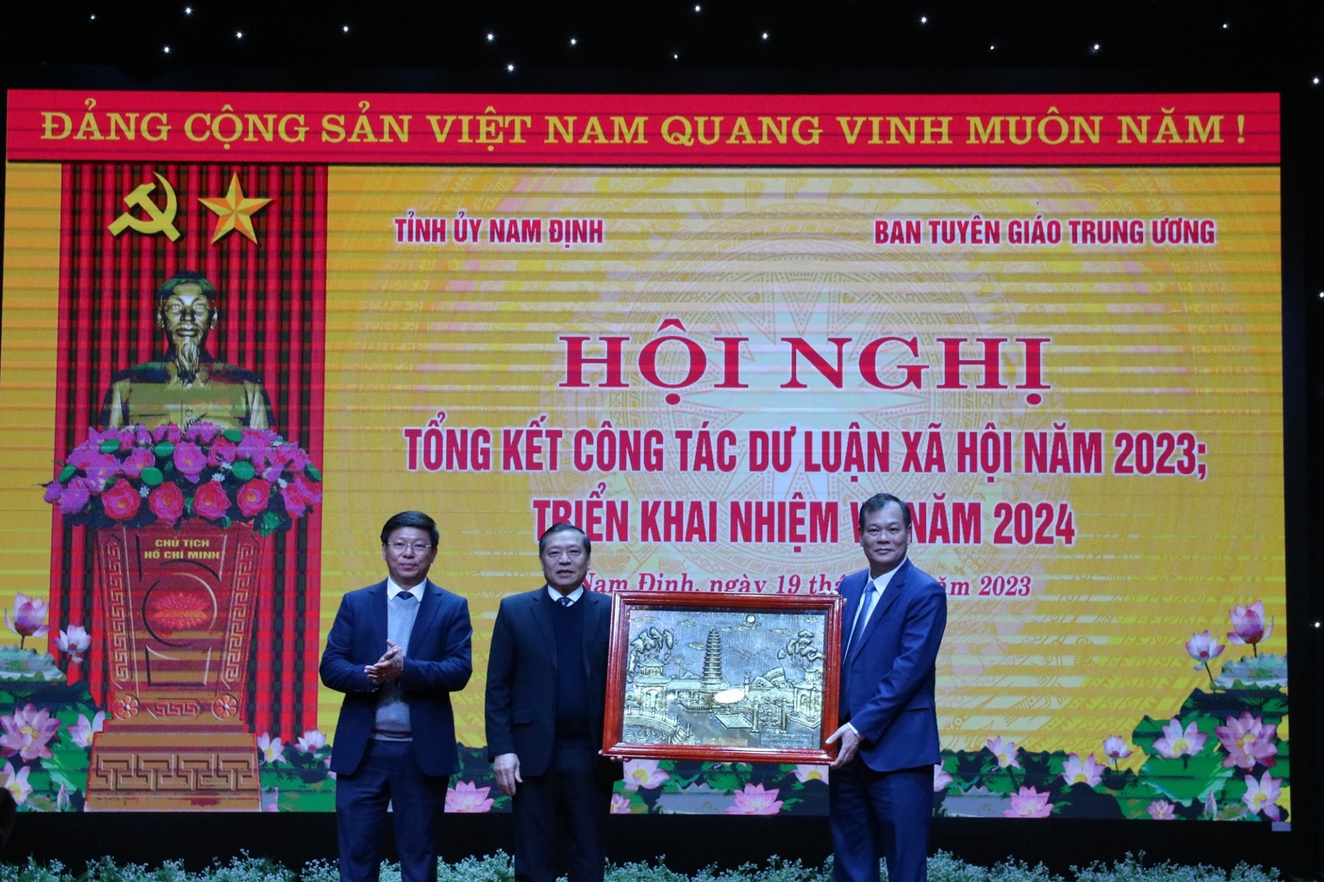 Tỉnh ủy Nam Định tặng tranh lưu niệm lãnh đạo  Ban Tuyên giáo Trung ương.