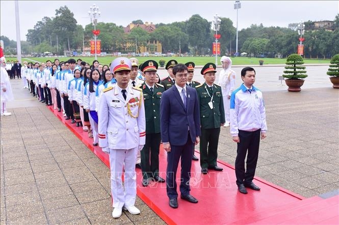 Bí thư thứ nhất Trung ương Đoàn Bùi Quang Huy; Bí thư Trung ương Đoàn, Chủ tịch Hội Sinh viên Việt Nam Nguyễn Minh Triết cùng các đại biểu thành kính tưởng nhớ Chủ tịch Hồ Chí Minh. Ảnh: Minh Đức/TTXVN