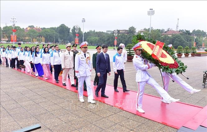 Các đại biểu đặt vòng hoa và vào Lăng viếng Chủ tịch Hồ Chí Minh. Ảnh: Minh Đức/TTXVN