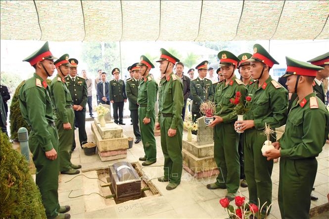Nghi lễ an táng hài cốt các liệt sĩ tại nghĩa trang Tông Khao. Ảnh: Trung Kiên/TTXVN