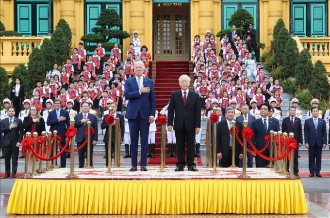 Tổng Bí thư Nguyễn Phú Trọng và Tổng thống Hoa Kỳ Joe Biden trên bục danh dự, thực hiện nghi thức chào cờ tại Lễ đón chính thức Tổng thống Hợp chúng quốc Hoa Kỳ Joseph R. Biden, Jr. thăm cấp Nhà nước tới Việt Nam từ ngày 10 đến ngày 11/9/2023. (Ảnh: TTXVN)