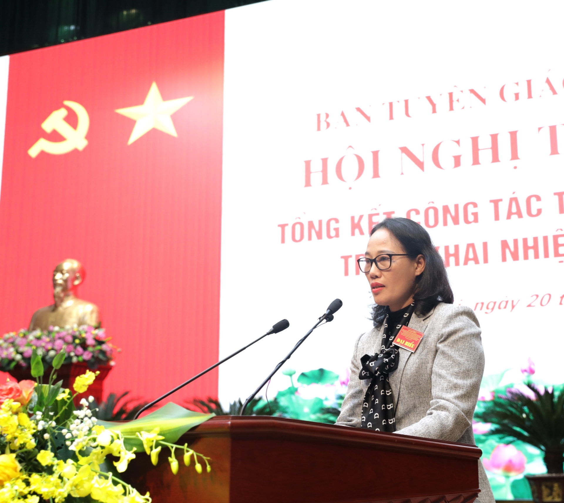 Đồng chí Hà Thị Trang, Trưởng Ban Tuyên giáo Đảng ủy Khối các cơ quan Trung ương, phát biểu tham luận với chủ đề: “Xây dựng Đảng về chính trị, tư tưởng, đạo đức trong đảng bộ khối các cơ quan Trung ương”.