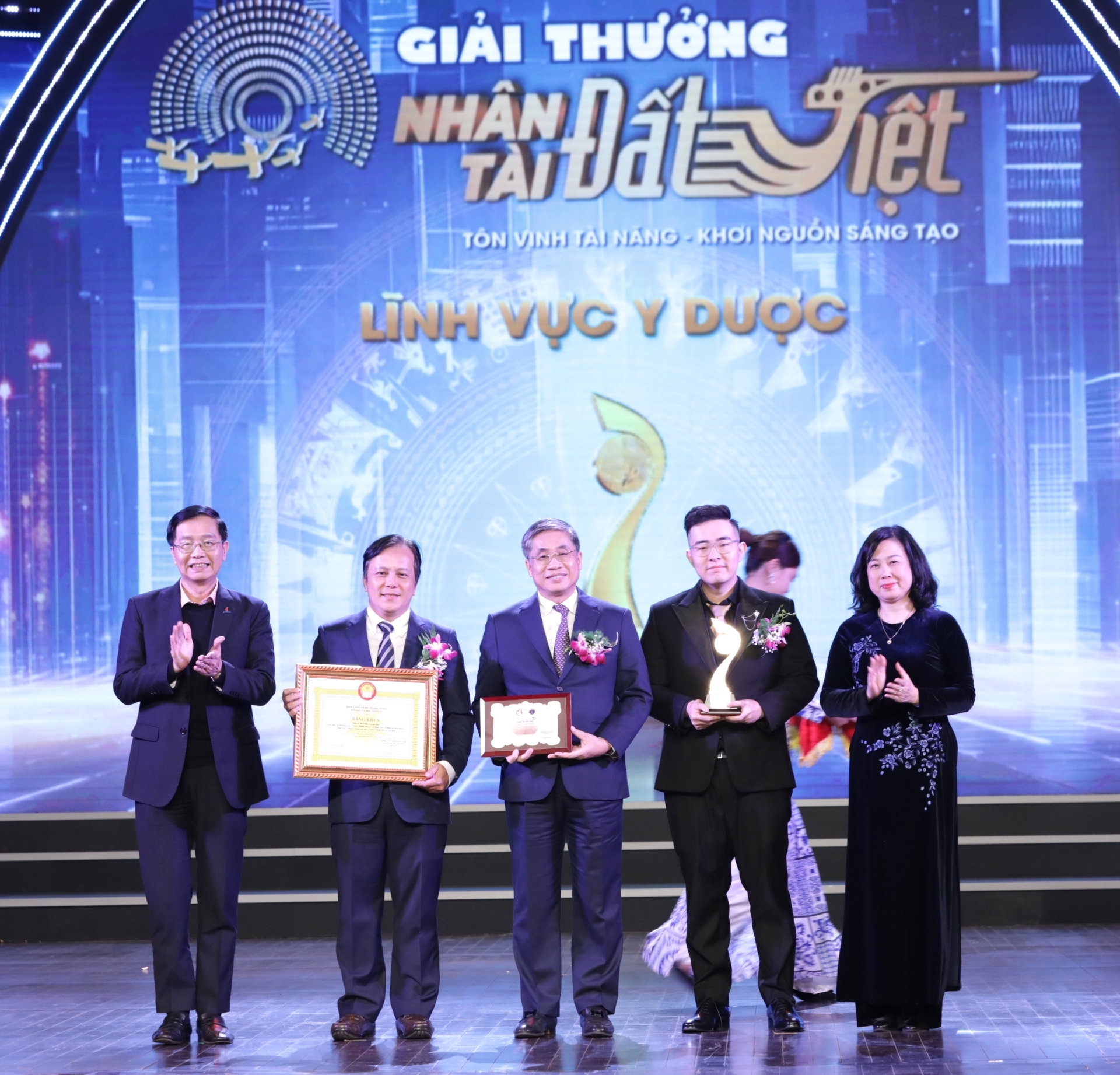 Ban Tổ chức trao giải cho tác giả, nhóm tác giải xuất sắc trong lĩnh vực Y Dược, giải thưởng Nhân tài Đất Việt lần thứ 17. (Ảnh: TA)