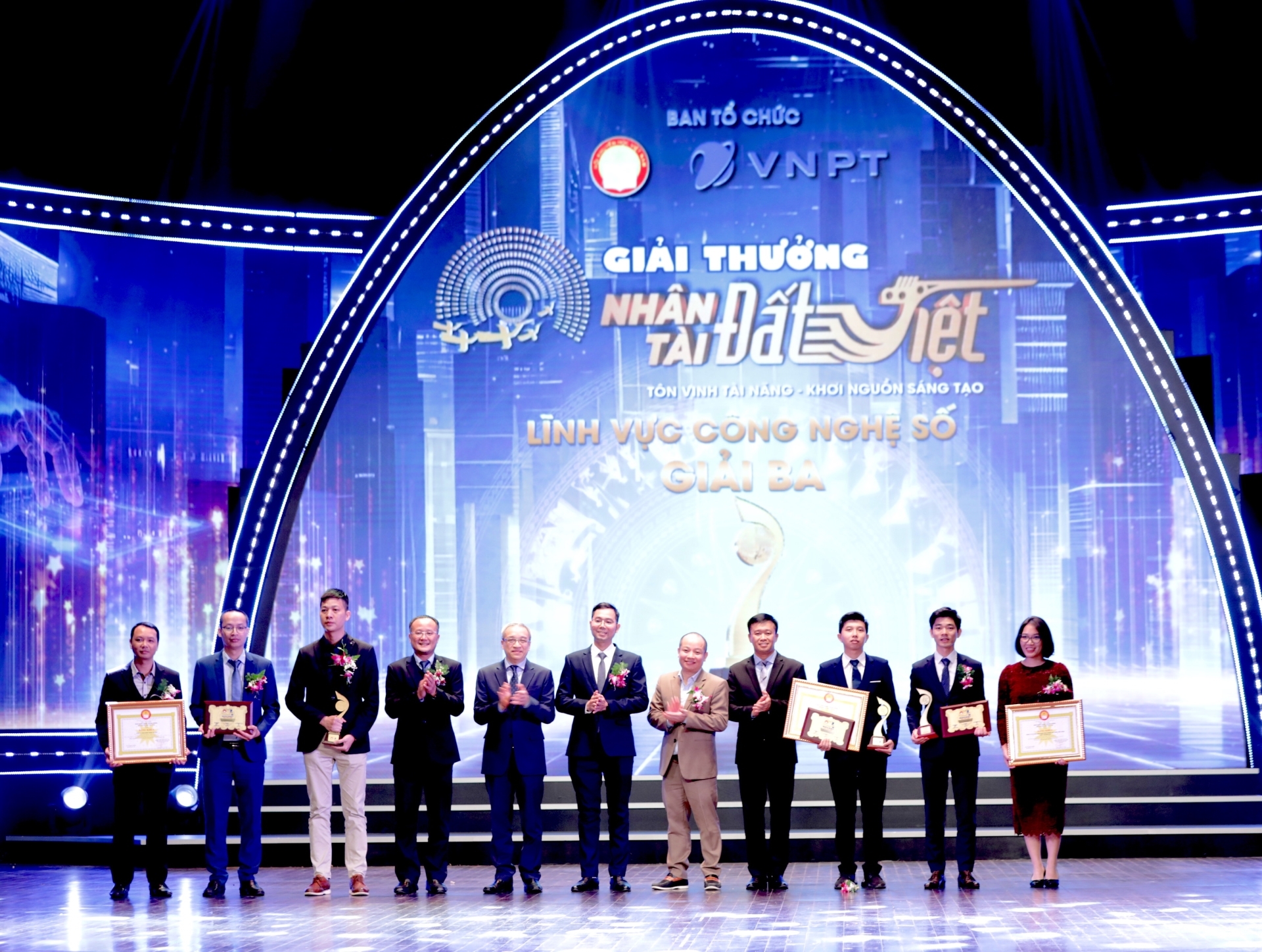 Ban Tổ chức trao giải Nhì giải Công nghệ số cho tác giả, nhóm tác giải xuất sắc, giải thưởng Nhân tài Đất Việt lần thứ 17. (Ảnh: TA)