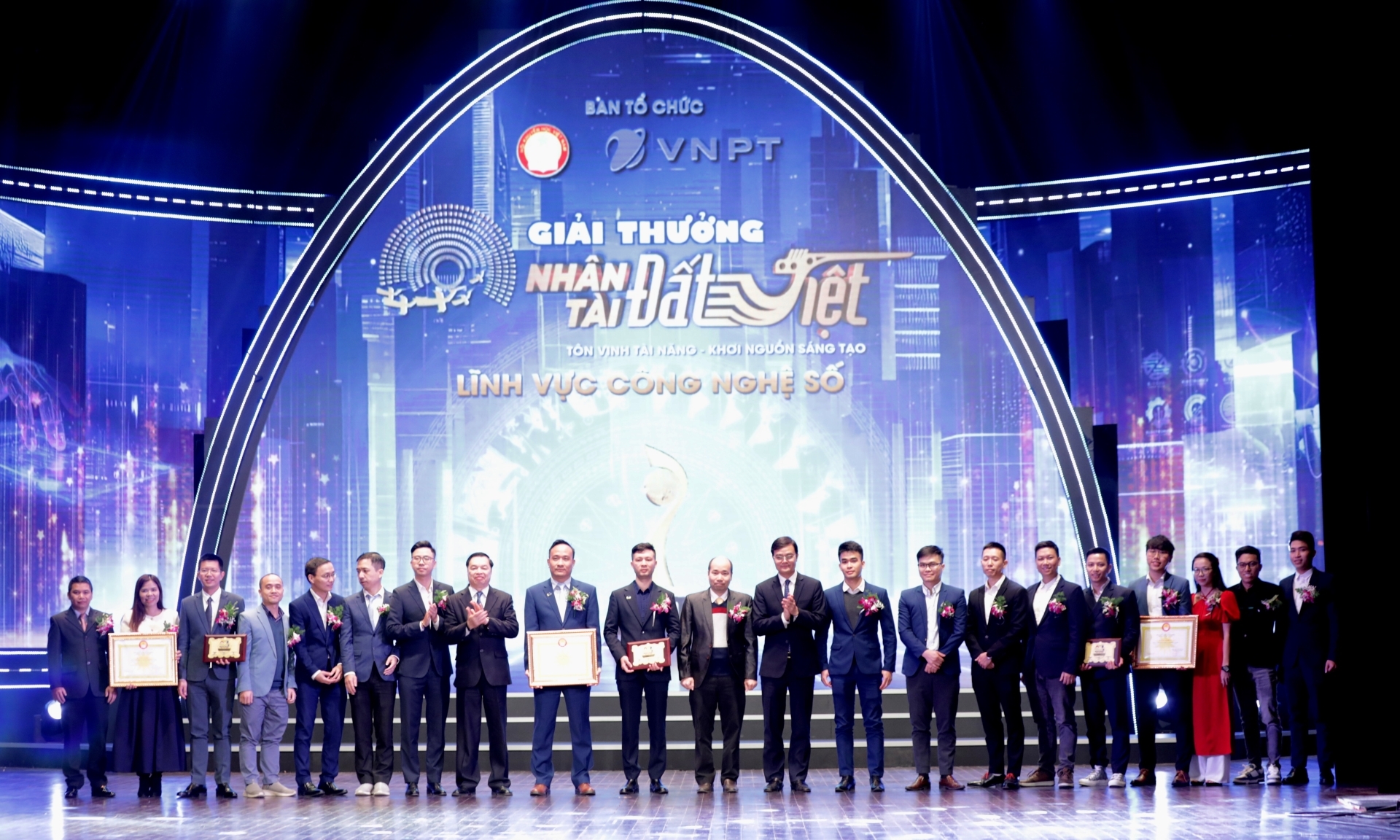 Ban Tổ chức trao giải Nhì giải Công nghệ số cho tác giả, nhóm tác giải xuất sắc, giải thưởng Nhân tài Đất Việt lần thứ 17. (Ảnh: TA)