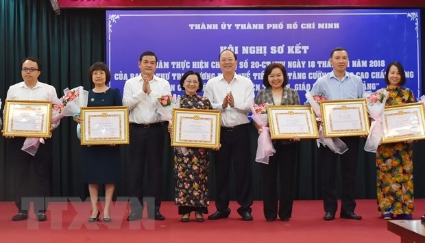 Lãnh đạo Thành ủy Thành phố Hồ Chí Minh tặng bằng khen cho các tập thể, cá nhân có thành tích xuất sắc trong công tác nghiên cứu, biên soạn, tuyên truyền, giáo dục lịch sử Đảng trong 5 năm qua.