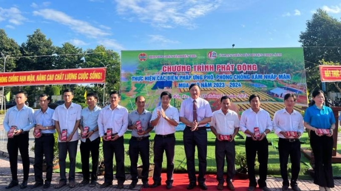 Lãnh đạo huyện Chợ Lách trao tặng dụng cụ đo độ mặn giúp người dân.