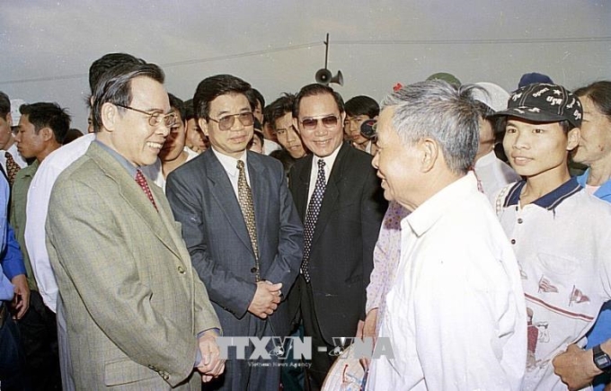 Thủ tướng Phan Văn Khải về thăm đền Sinh và gặp gỡ nhân dân xã An Sinh, huyện Đông Triều, Quảng Ninh, ngày 9/4/2000. Ảnh: TTXVN