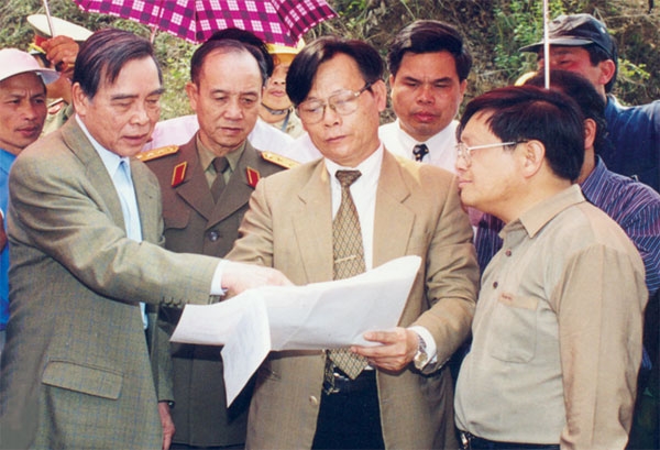 Thủ tướng Chính phủ Phan Văn Khải xem xét Báo cáo nghiên cứu khả thi Dự án Thủy điện Sơn La tại khu vực xây dựng Nhà máy  Ảnh: Thế Thuần (TTXVN)