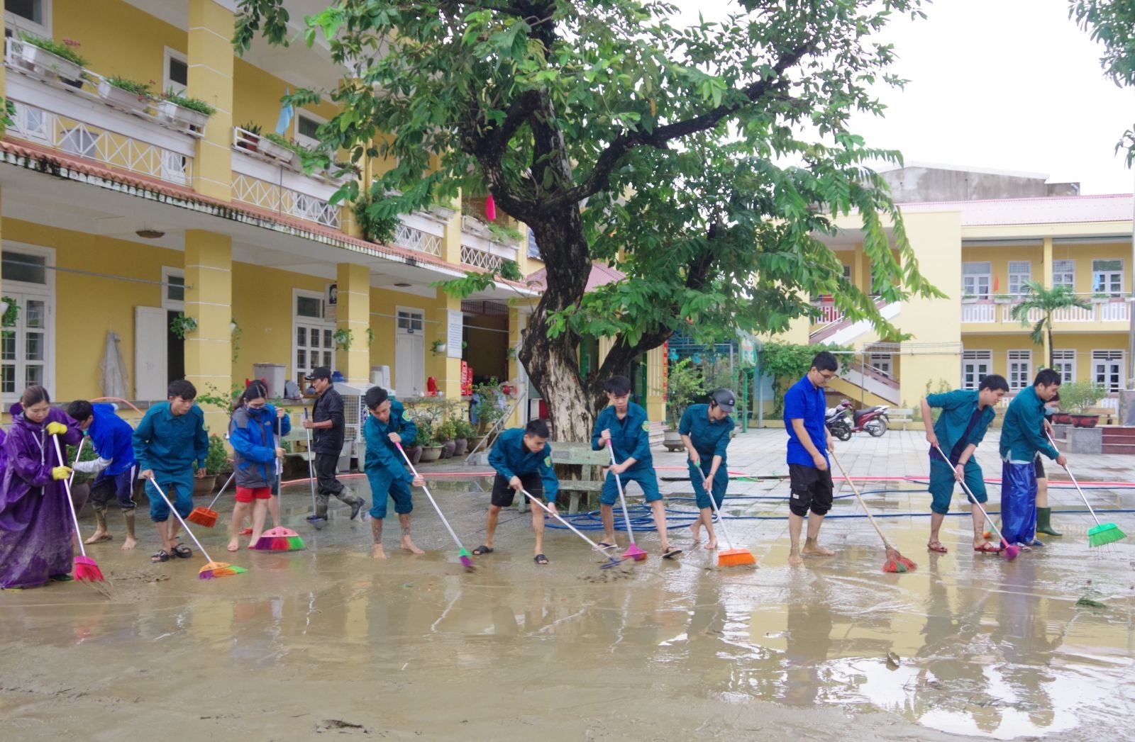 Lực lượng Dân quân giúp trường Tiểu học số 1 Hương Vinh, Thành phố Huế dọn dẹp vệ sinh