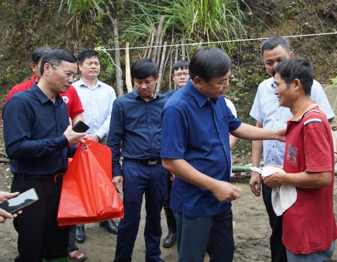 Thứ trưởng Nguyễn Hoàng Hiệp thăm hỏi, động viên thân nhân người bị nạn tại xã Mường Lang, huyện Phù Yên, tỉnh Sơn La, ngày 29/9/2023.