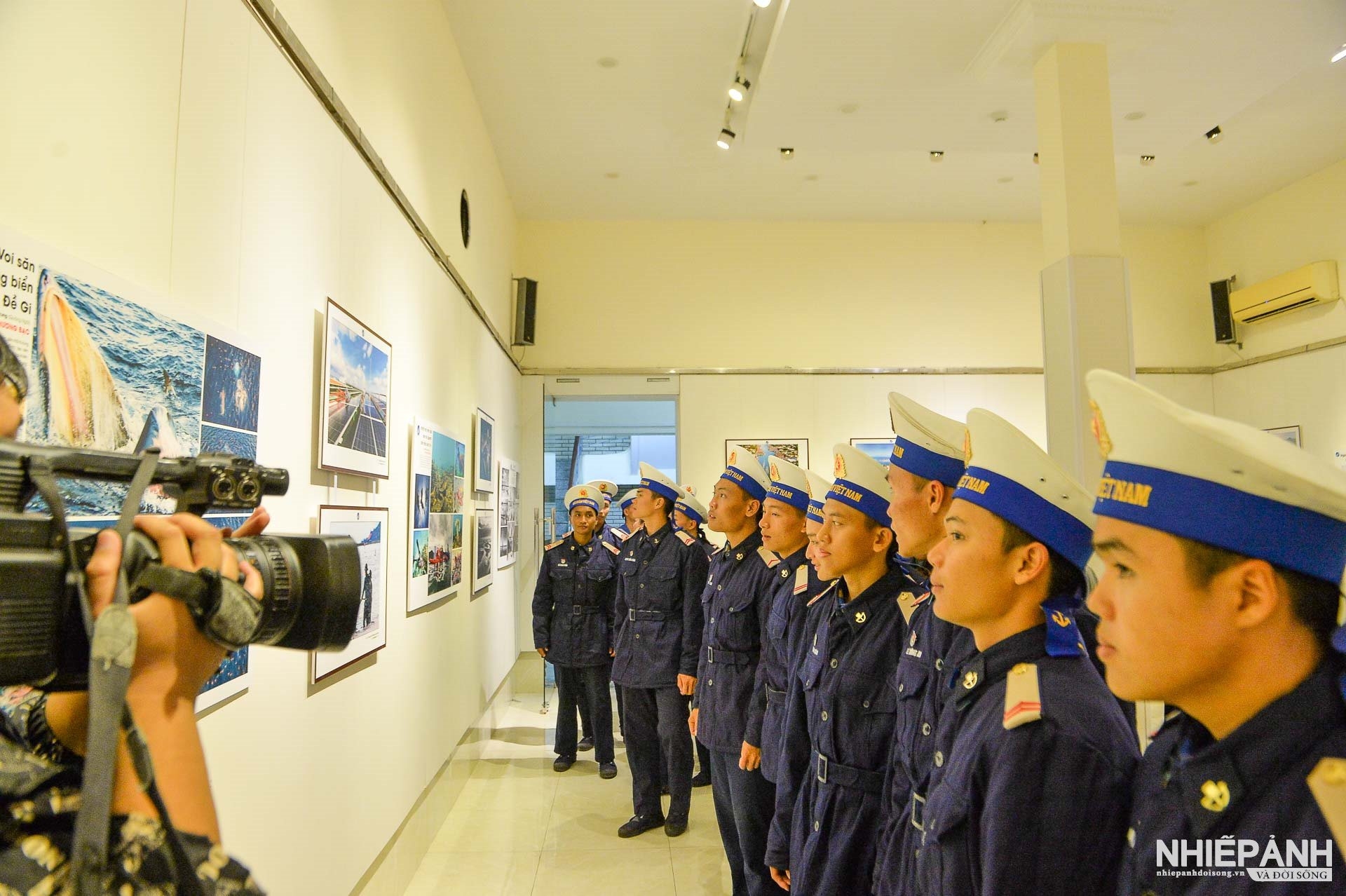 Các chiến sĩ hải quân xem triển lãm