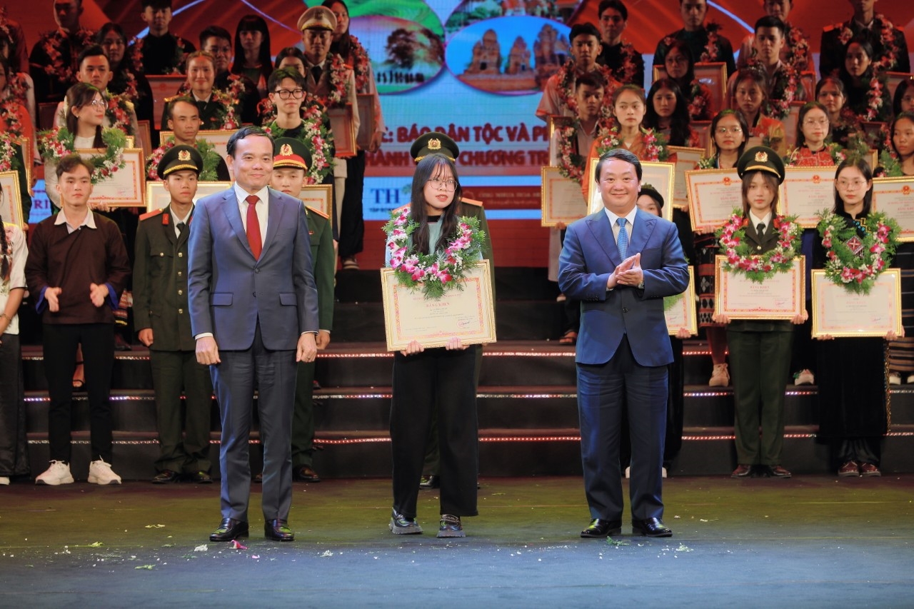 Phó Thủ tướng Chính phủ Trần Lưu Quang và Bộ trưởng, Chủ nhiệm UBDT Hầu A Lềnh trao tặng phần thường cho các em học sinh, sinh viên, thanh niên dân tộc thiểu số xuất sắc, tiêu biểu toàn quốc lần thứ X.