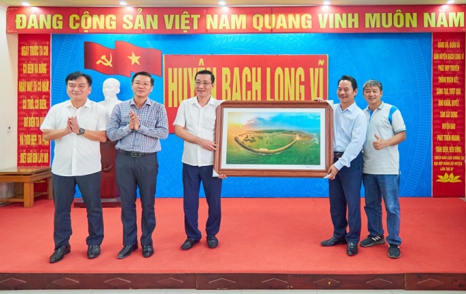 Hội Nhà báo Hải Phòng trao tặng lãnh đạo huyện Bạch Long Vĩ bức ảnh toàn cảnh huyện đảo Bạch Long Vĩ được giải tại cuộc thi ảnh Nghệ thuật Việt Nam năm 2022