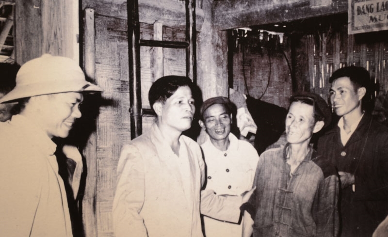 Trưởng ban Công tác nông thôn Trung ương Nguyễn Chí Thanh thăm đồng bào các dân tộc Tây Bắc, năm 1962. Ảnh tư liệu