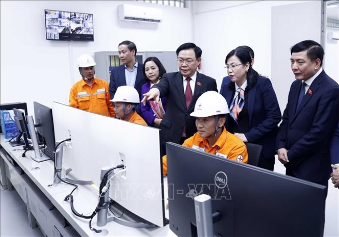 Chủ tịch Quốc hội Vương Đình Huệ thăm hỏi cán bộ, công nhân khu điều hành của Trạm biến áp 110 kV Định Hóa. Ảnh: An Đăng/TTXVN